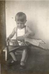 nov 36 Bubi bekijkt het fotalbum